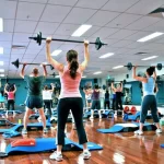 Класс фитнеса и йоги