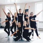 Школа танцев - Танцующие люди